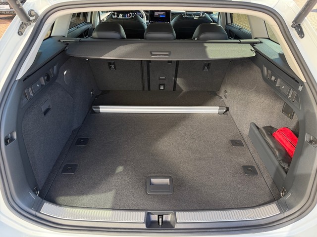 Foto 1 - Volkswagen Passat 2.0TDI DSG Elegance IQ LIGHT+AHK+ACC+NAVI, Pure White
