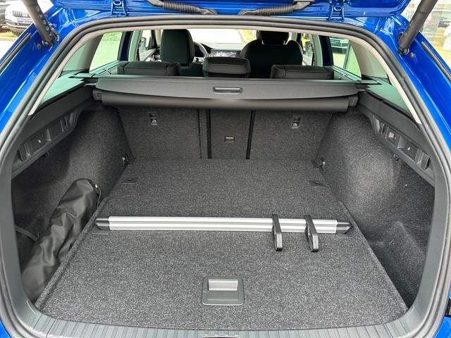 Foto 1 - SKODA OCTAVIA COMBI 1.5TSI DSG Selection Plus, Race-Blau Metallic