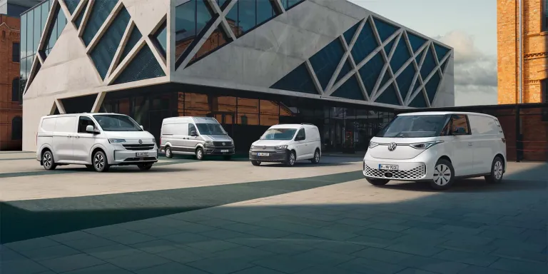 4 VW Nutzfahrzeuge vor einem Gebäude