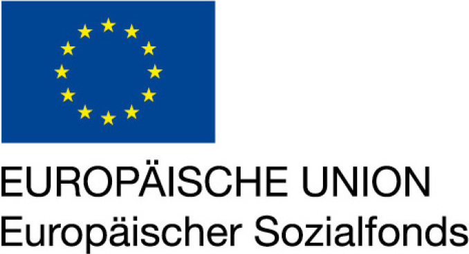 EU Logo mit ESF Schriftzug linksbuendig unter der Fahne - Erkner Gruppe - Start