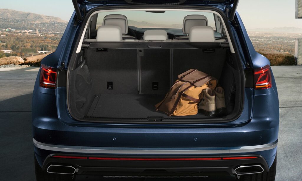 TG1748 Touareg open luggage compartment with backpack and boots 16 9 f cc 1 - Erkner Gruppe - Der neue VW Amarok vs der VW Touareg