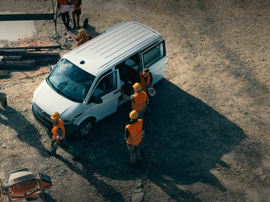 tr3025 vw transporter kombi workers at construction site new stage - Erkner Gruppe - VW Nutzfahrzeuge Cyber Weeks